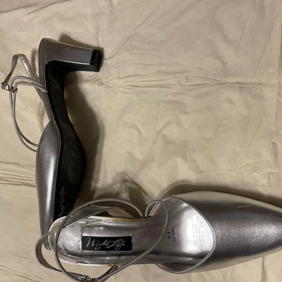 Silver Metallic pumps with criss cross elastic strap - Picture 2 of 4